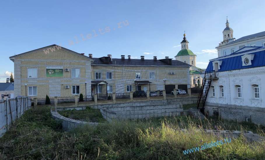 Старинный дом, обнесённый забором в центре города Ельца на Красной площади, находится в заброшенном состоянии!