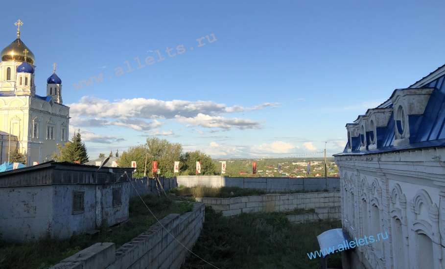 Старинный дом, обнесённый забором в центре города Ельца на Красной площади, находится в заброшенном состоянии!
