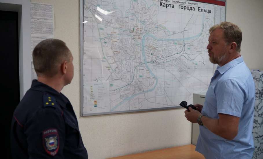 В рамках «Гражданского мониторинга» общественники оценили работу регистрационно-экзаменационного отдела и дежурной части ОМВД России по г. Ельцу