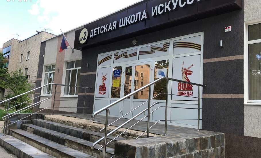 Ремонт за 6 миллионов: входная группа школы искусств разваливается на глазах!