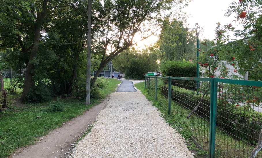 В Ельце приступили к долгожданному асфальтированию тротуара между лицеем №5 и детским садиком!