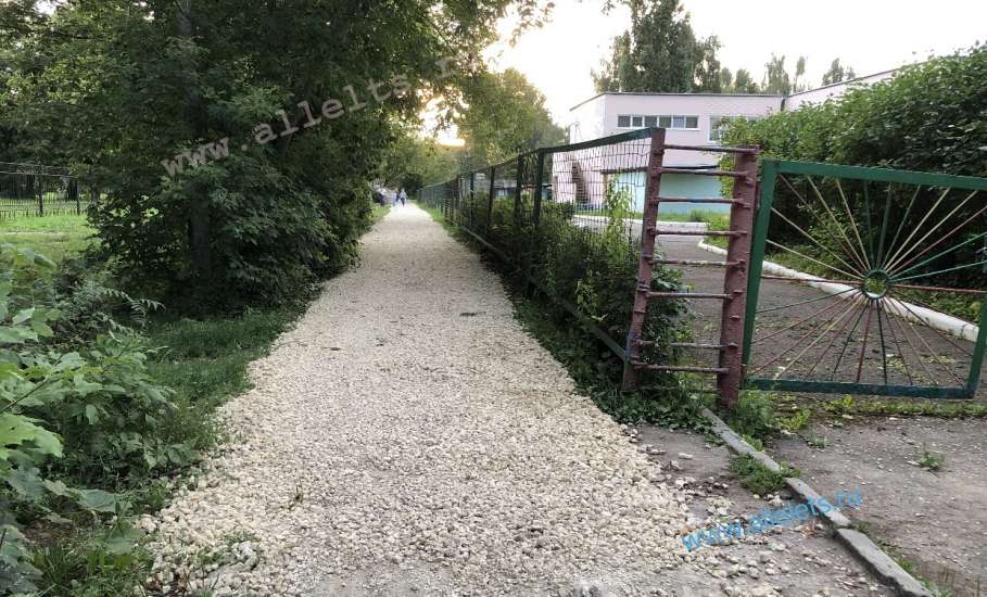 В Ельце приступили к долгожданному асфальтированию тротуара между лицеем №5 и детским садиком!