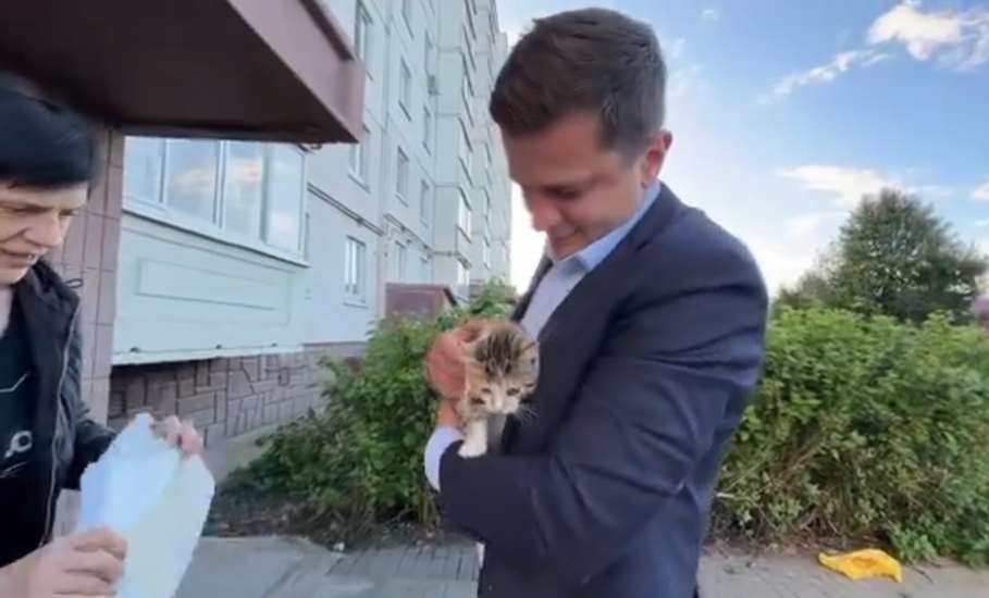 Мэр Ельца Вячеслав Жабин забрал себе спасённого котёнка!