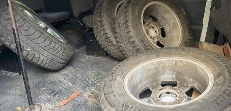 В Ельце сотрудники полиции задержали подозреваемого в краже колёс и аккумуляторов