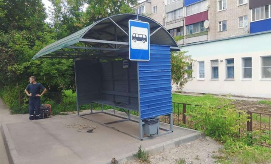 В Ельце у школы №95 поменяли остановочный павильон