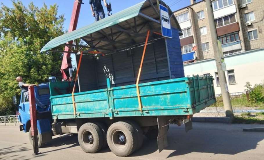 В Ельце у школы №95 поменяли остановочный павильон