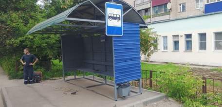 В Ельце у школы №95 поменяли остановочный павильон