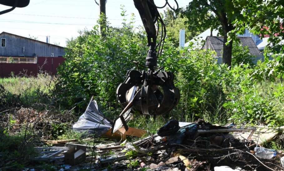 В Ельце сегодня убирали несанкционированную свалку мусора