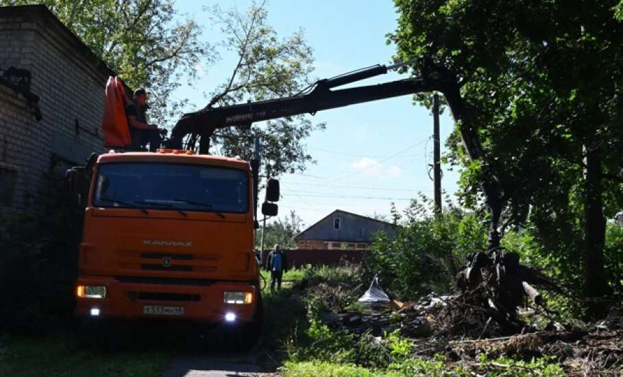 В Ельце сегодня убирали несанкционированную свалку мусора