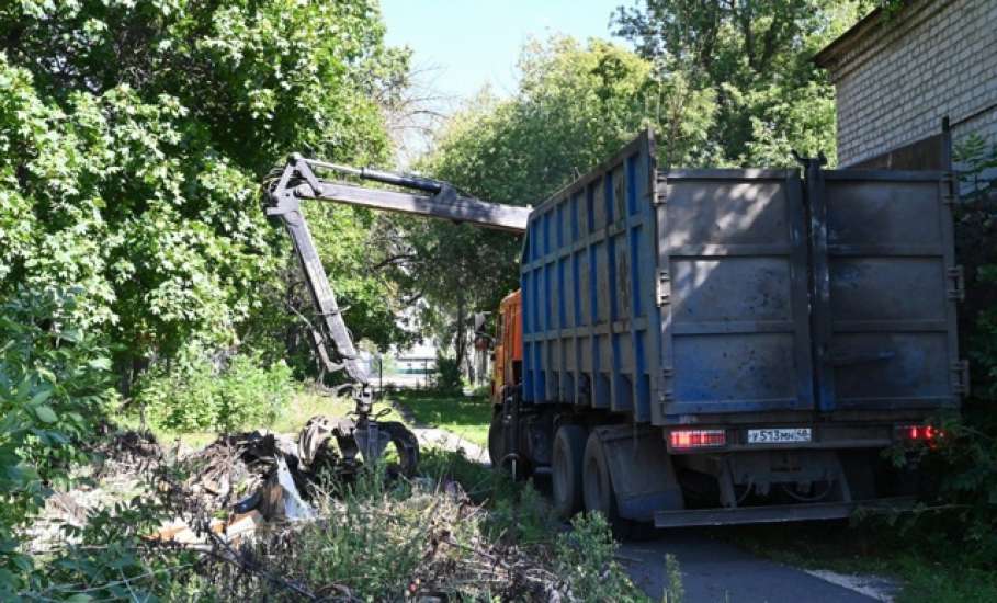 В Ельце сегодня убирали несанкционированную свалку мусора