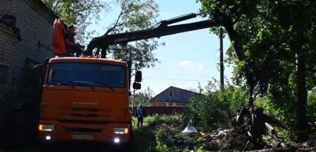 В Ельце сегодня убирали несанкционированную свалку мусора