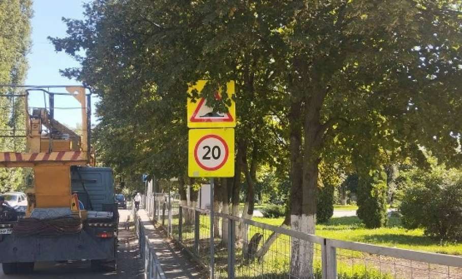 Сотрудники МУП «Елец-Сервис» продолжают работы по благоустройству города