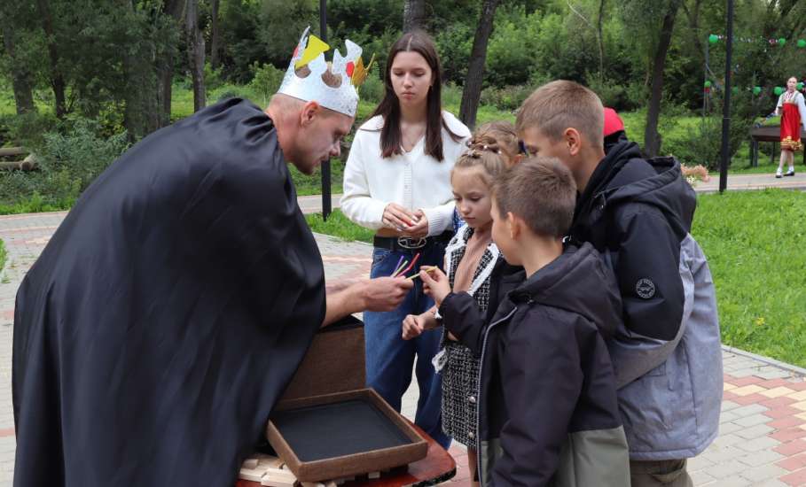 В деревне Казинка состоялся праздник, посвящённый предстоящему Дню знаний для детей-сирот
