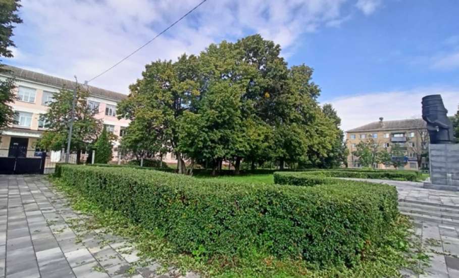 Сотрудники МУП «Елец-Сервис» продолжают работы по благоустройству города