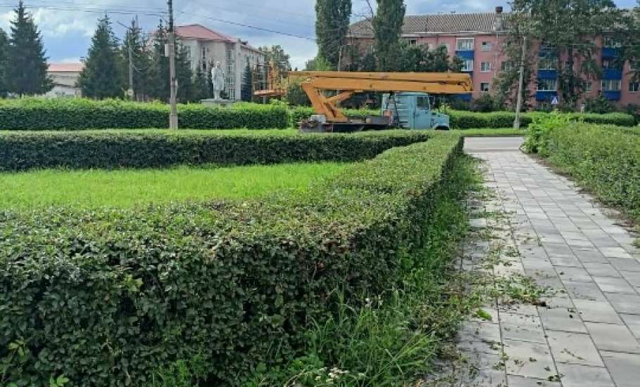 Сотрудники МУП «Елец-Сервис» продолжают работы по благоустройству города