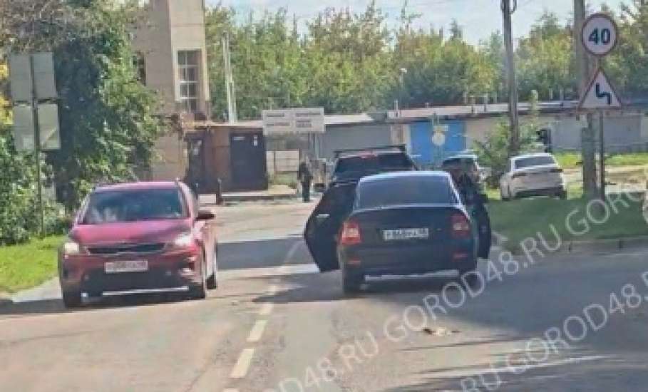 Полиция заинтересовалась разъезжающей с открытыми дверями легковушкой!