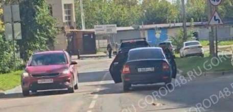 Полиция заинтересовалась разъезжающей с открытыми дверями легковушкой!