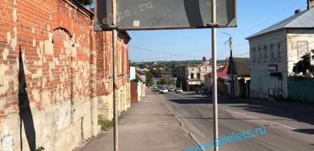 Приколы нашего городка! Дорожные знаки в Ельце стоят посреди тротуаров!