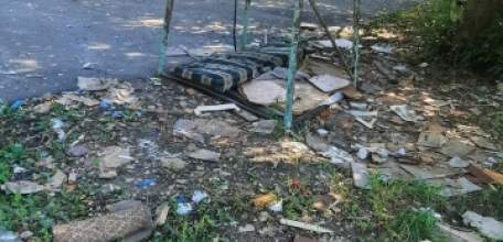 Жительница Ельца нашла битые стёкла на детской площадке! Просит администрацию найти и наказать виновных!