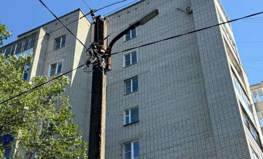 Хорошая новость для жителей домов по улице Коммунаров: наконец-то восстановлено точечное освещение, которое давно создавало неудобства местным жителям!