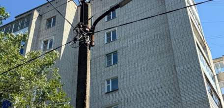 Хорошая новость для жителей домов по улице Коммунаров: наконец-то восстановлено точечное освещение, которое давно создавало неудобства местным жителям!