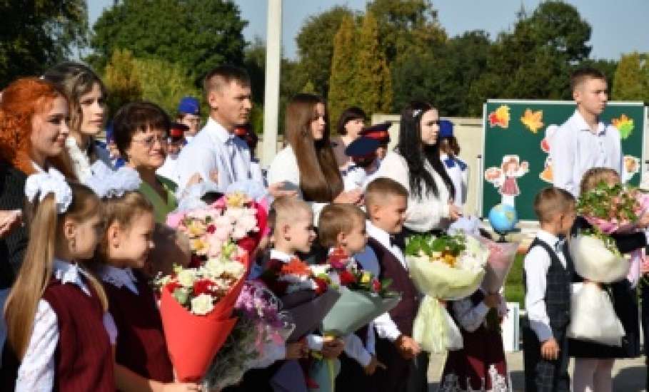 Сегодня в школах Елецкого района прозвенел долгожданный первый звонок, открыв новую страницу в жизни каждого ученика