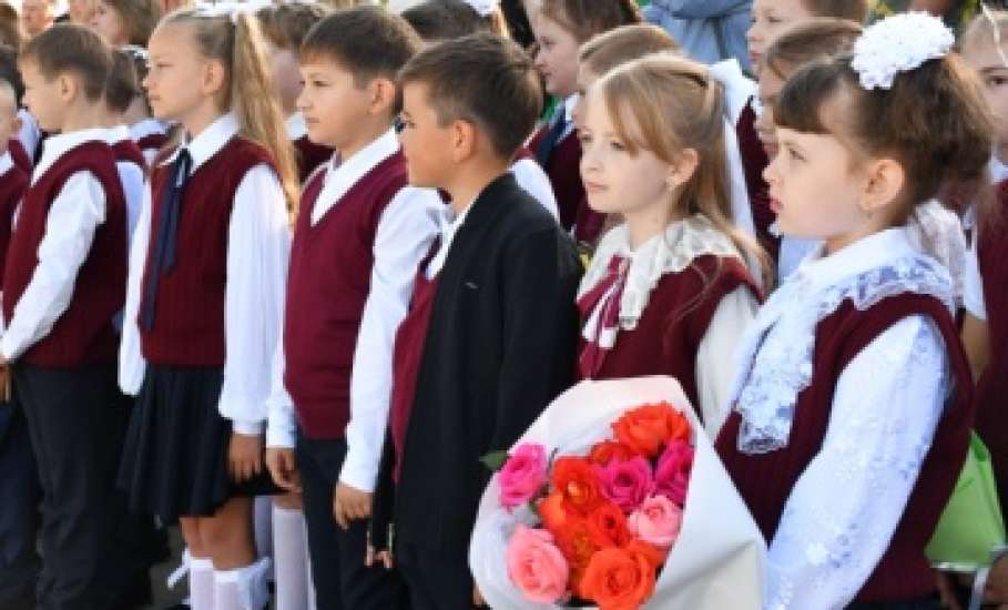 Сегодня в школах Елецкого района прозвенел долгожданный первый звонок, открыв новую страницу в жизни каждого ученика