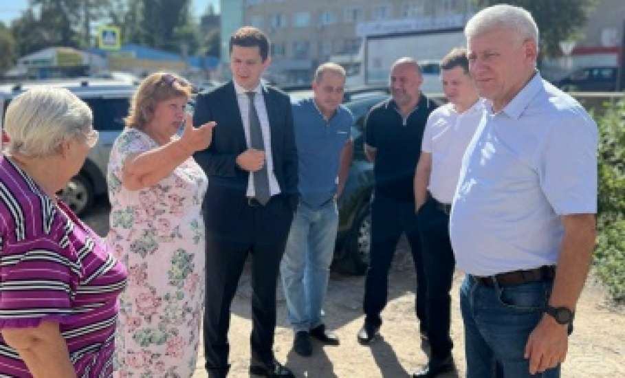 Мэр Ельца выехал на 4-ый переулок улицы Коммунаров для решения проблемы
