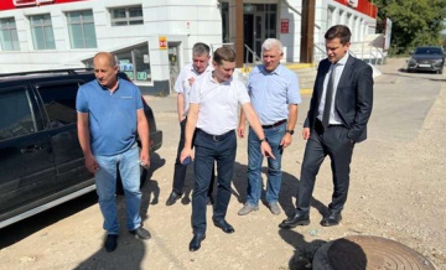Мэр Ельца выехал на 4-ый переулок улицы Коммунаров для решения проблемы