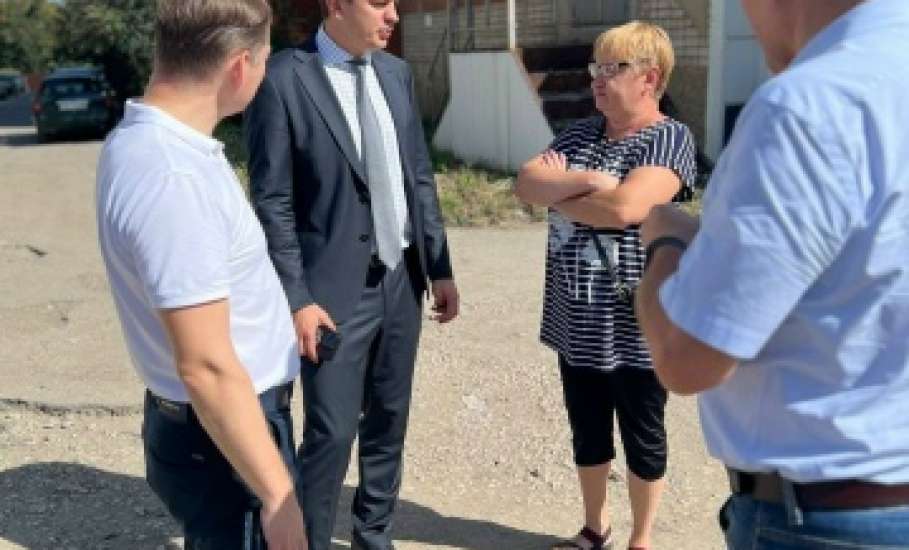 Мэр Ельца выехал на 4-ый переулок улицы Коммунаров для решения проблемы