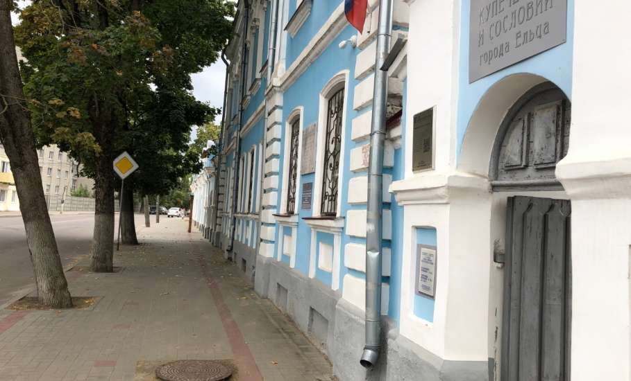 Приколы нашего городка. Перед входом в музей города Ельца можно переломать ноги!