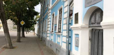 Приколы нашего городка. Перед входом в музей города Ельца можно переломать ноги!