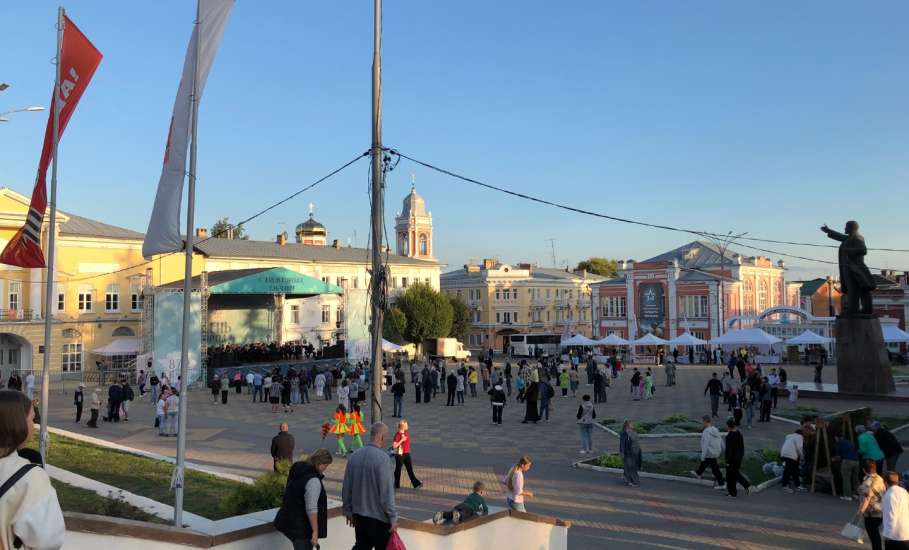 День города 2025 в Ельце. Людей практически нет на площади Ленина
