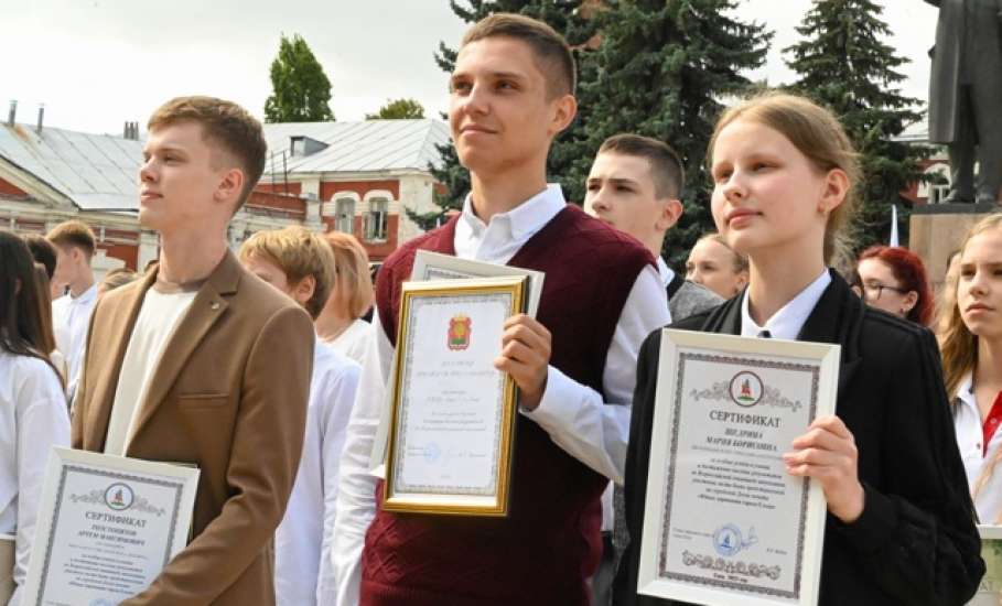 На площади Ленина состоялась торжественная церемония открытия обновленной Доски почета «Юные дарования» города Ельца