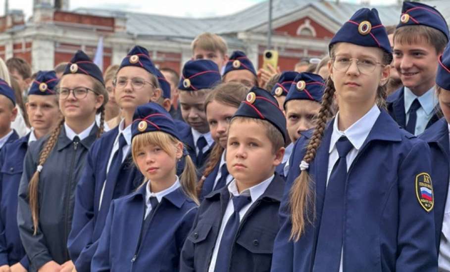На площади Ленина состоялась торжественная церемония открытия обновленной Доски почета «Юные дарования» города Ельца