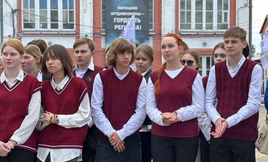 На площади Ленина состоялась торжественная церемония открытия обновленной Доски почета «Юные дарования» города Ельца