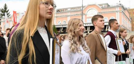 На площади Ленина состоялась торжественная церемония открытия обновленной Доски почета «Юные дарования» города Ельца