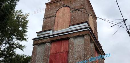 Все проёмы колокольни старинного Мужского монастыря в Ельце заделали досками