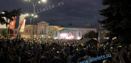 Сегодня в Ельце массовое скопление людей в центре. В случае ЧП возможны жертвы!