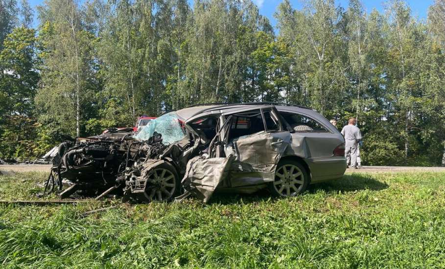 Вчера на 286 км автодороги Орел-Тамбов произошло столкновение автомобилей «Рендж Ровер» и «Мерседес Бенц». Есть жертвы
