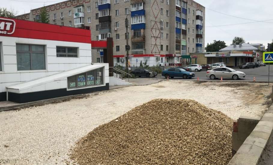 Жители улицы Коммунаров более 10 лет ждали, когда заделают ямы в дворовом проезде!
