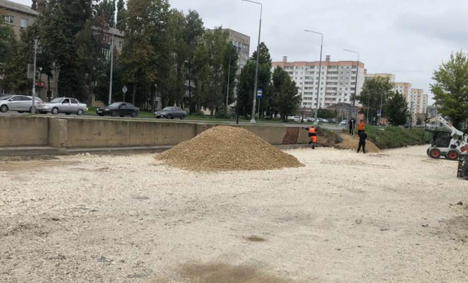 Жители улицы Коммунаров более 10 лет ждали, когда заделают ямы в дворовом проезде!