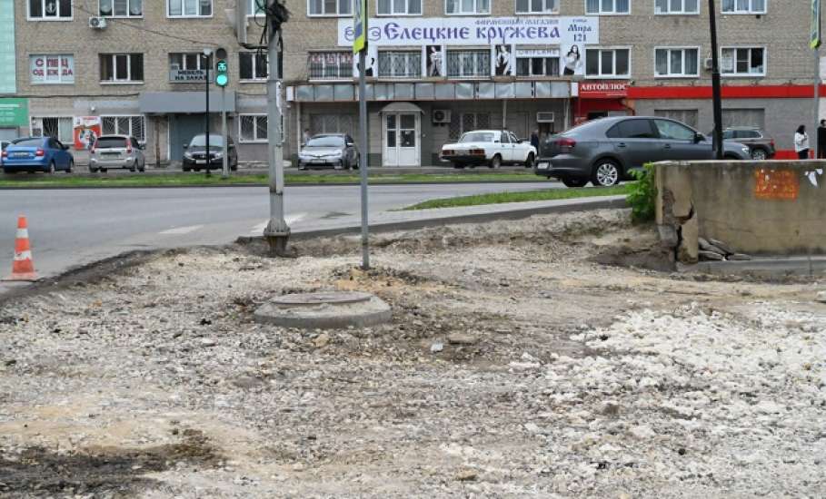 Жители улицы Коммунаров более 10 лет ждали, когда заделают ямы в дворовом проезде!