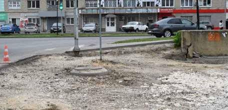 Жители улицы Коммунаров более 10 лет ждали, когда заделают ямы в дворовом проезде!