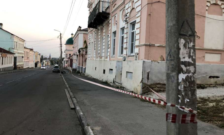 ‼️В Ельце рядом со зданием администрации угроза обрушения балкона! Место огорожено!