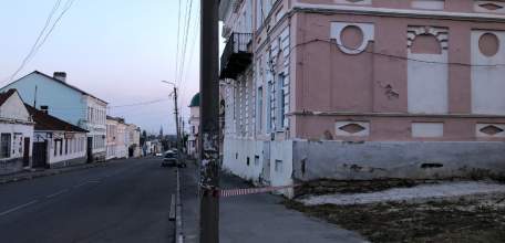 ‼️В Ельце рядом со зданием администрации угроза обрушения балкона! Место огорожено!