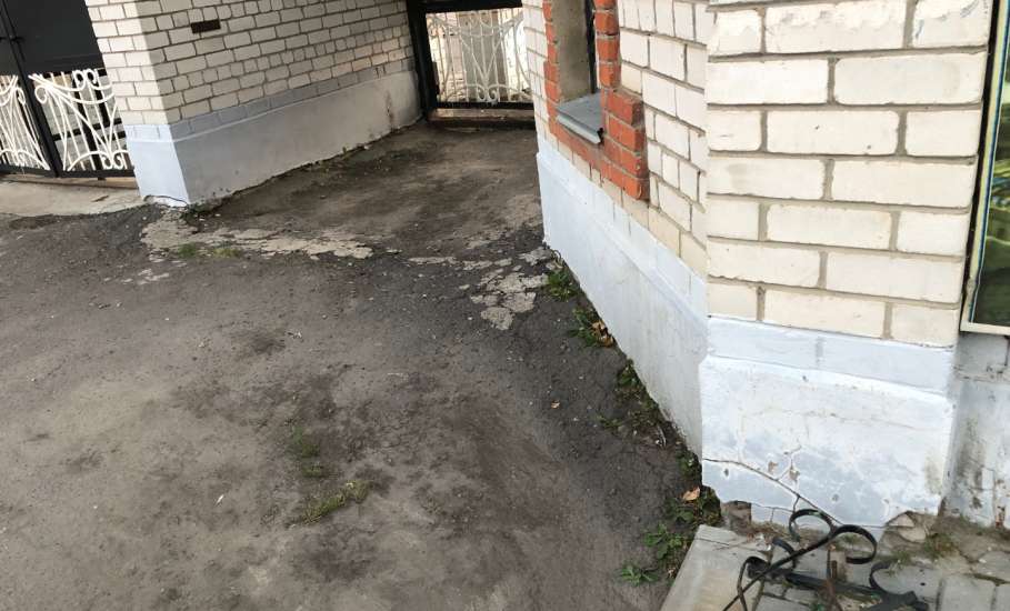 Возле стадиона «Труд» в Ельце житель нашёл часть втоптанной урны, похожей на логотип города!