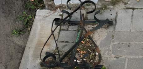 Возле стадиона «Труд» в Ельце житель нашёл часть втоптанной урны, похожей на логотип города!