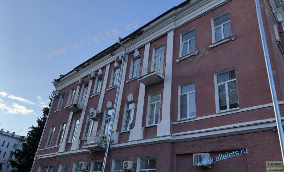 ‼️Напортив аварийного здания администрации Ельца, крыша которой осыпается, пришёл в негодность сквер Хренникова!