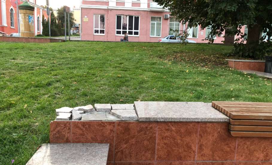 ‼️Напортив аварийного здания администрации Ельца, крыша которой осыпается, пришёл в негодность сквер Хренникова!